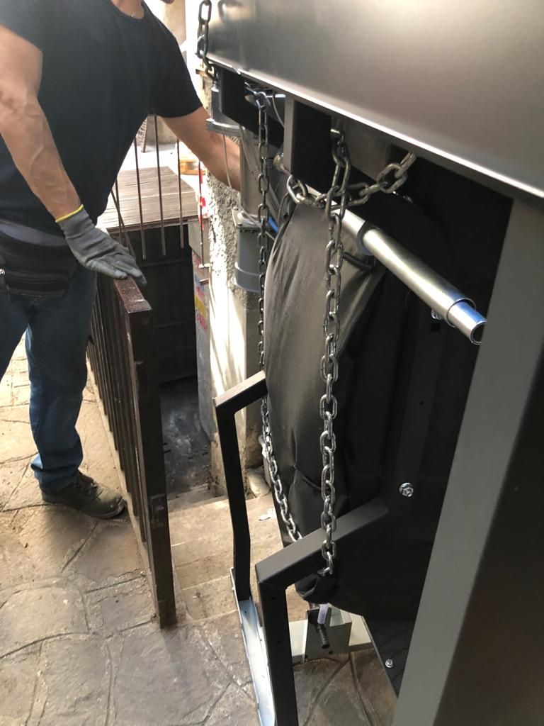 I nostri tecnici all’opera in una fase di sostituzione della caldaia, in Via Settembrini Milano