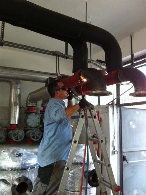 I nostri tecnici all’ opera in una fase di lavorazione durante la costruzione di un impianto termico industriale