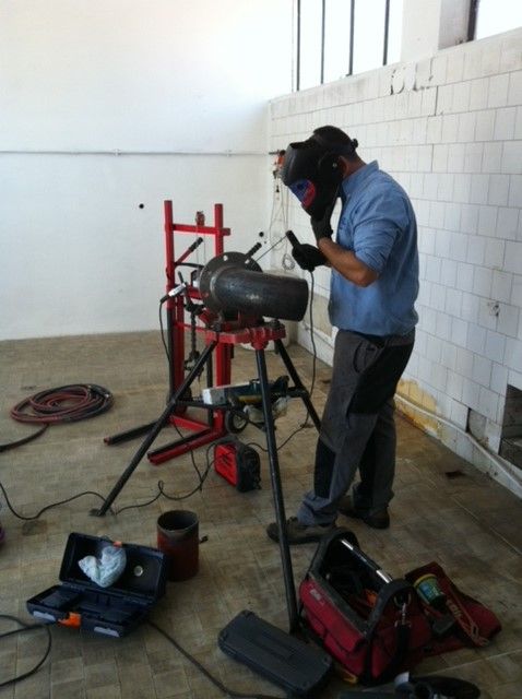 I nostri tecnici all’ opera in una fase di lavorazione durante la costruzione di un impianto termico industriale